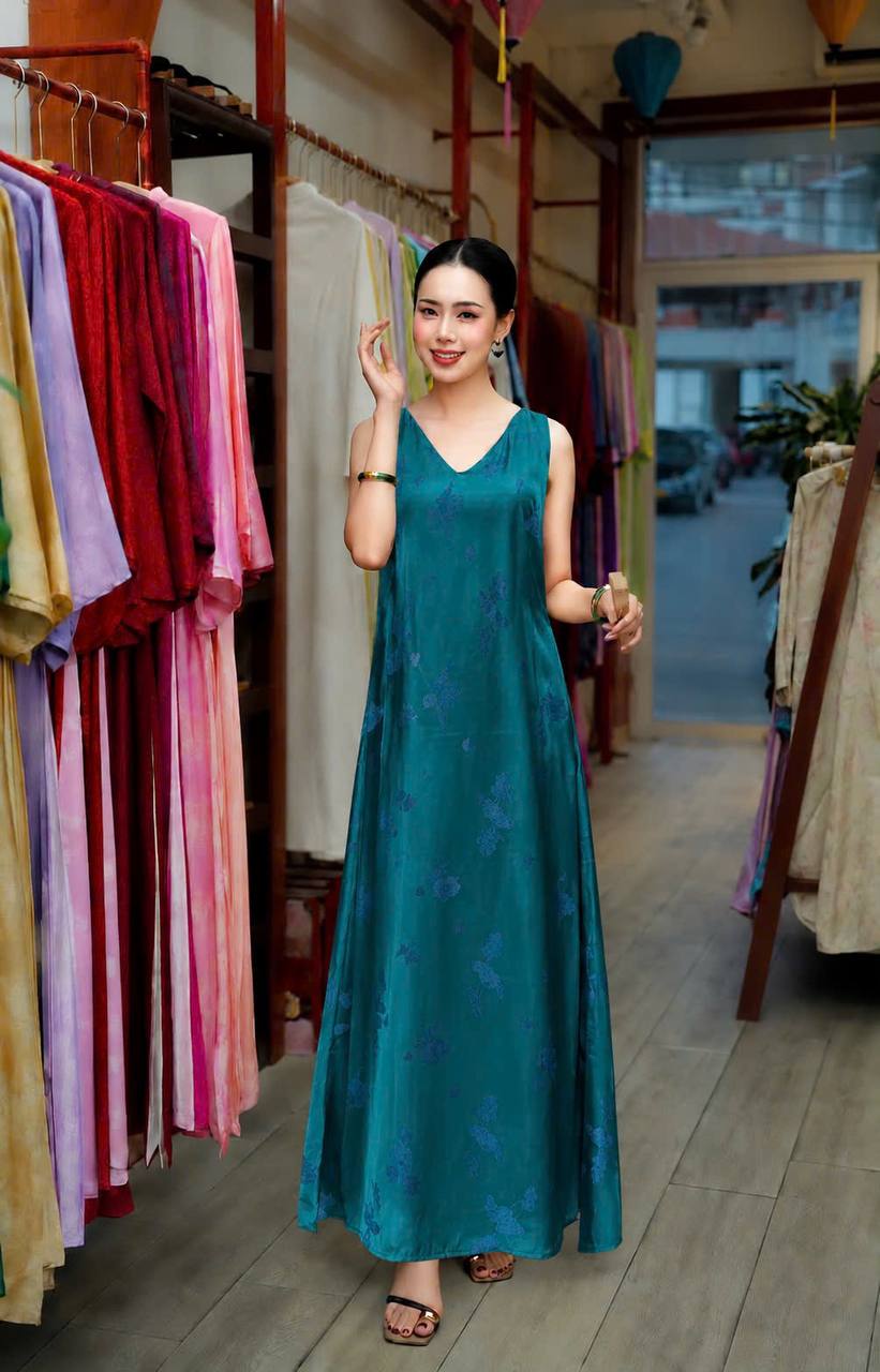 V81 5669 - Đầm sát nách cổ V lụa tằm sen dạ cúc màu xanh cổ vịt xẻ tà có túi 2 bên