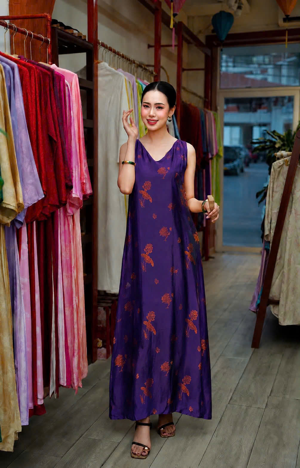 V56 - Đầm sát nách cổ V lụa tằm 2 da màu tím có túi 2 bên