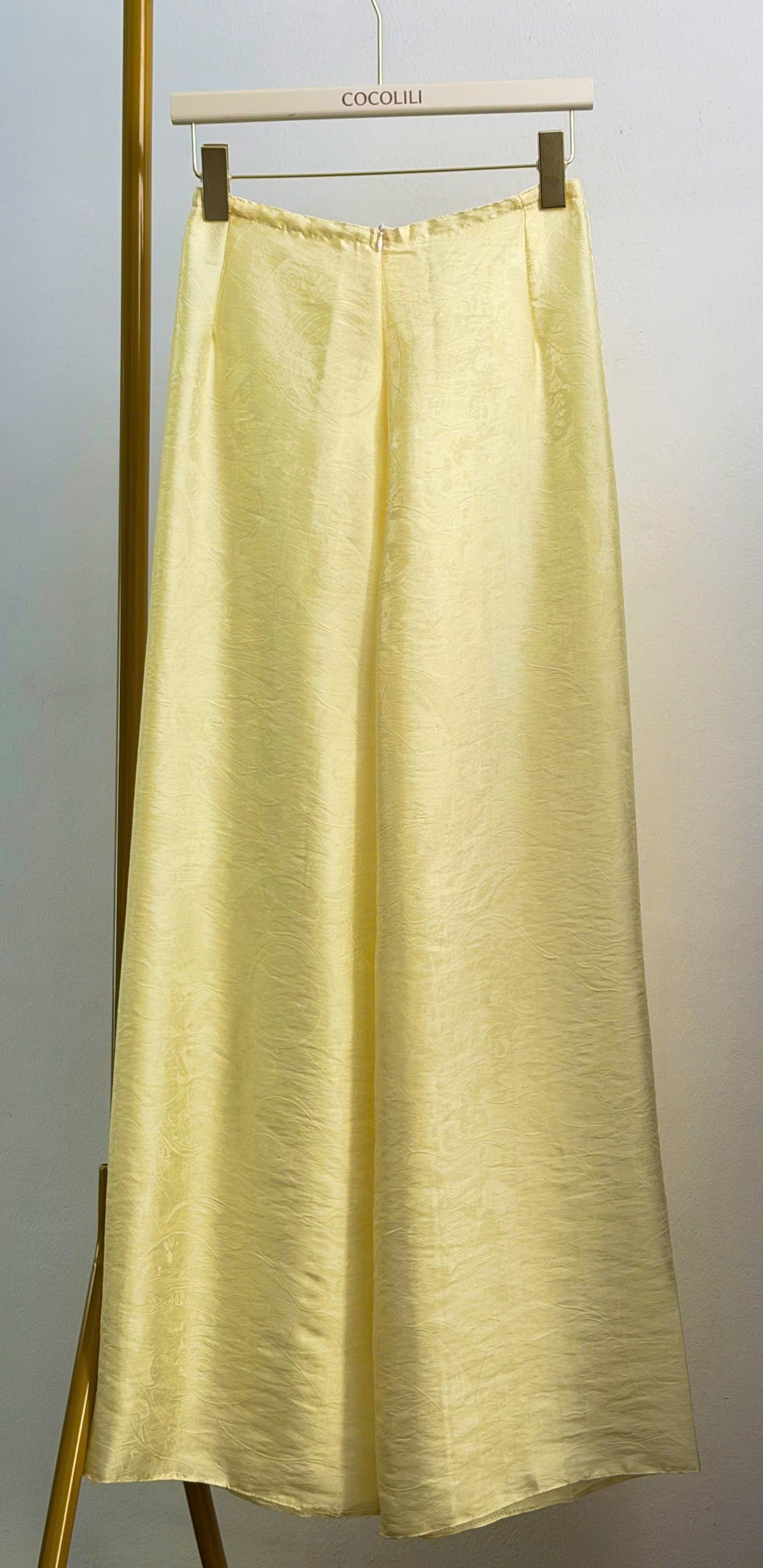QK1 - Quần suông thường lụa ánh kim tencel màu vàng gà con