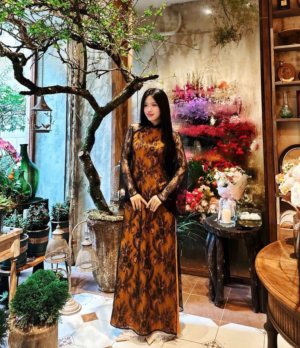 R50 5378 Áo + quần ren - Áo dài dáng suông 4 tà ren lót gấm thọ dơi
