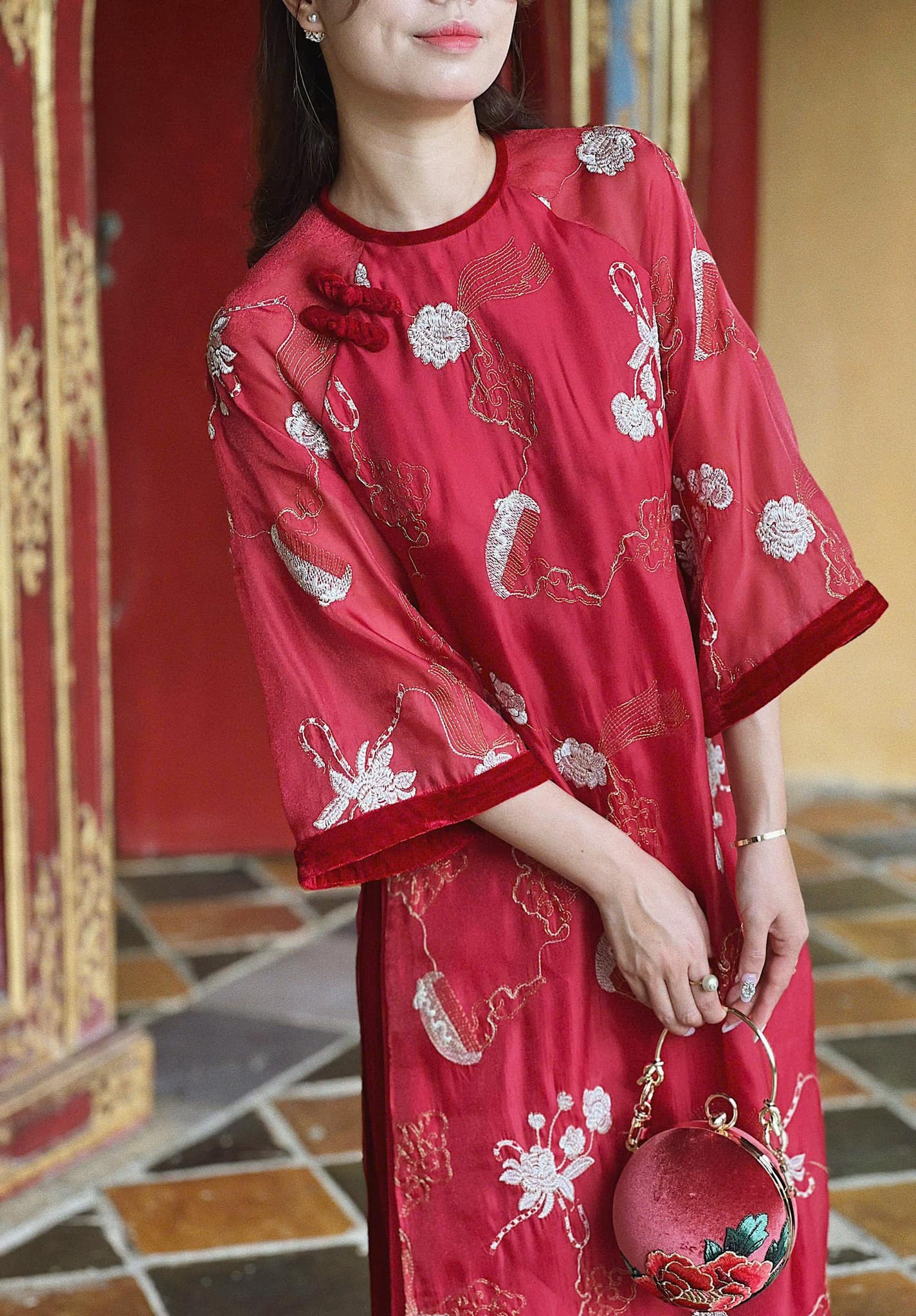 M172 only áo - Áo dài dáng suông tơ thêu 4 tà đính cúc nhung đỏ