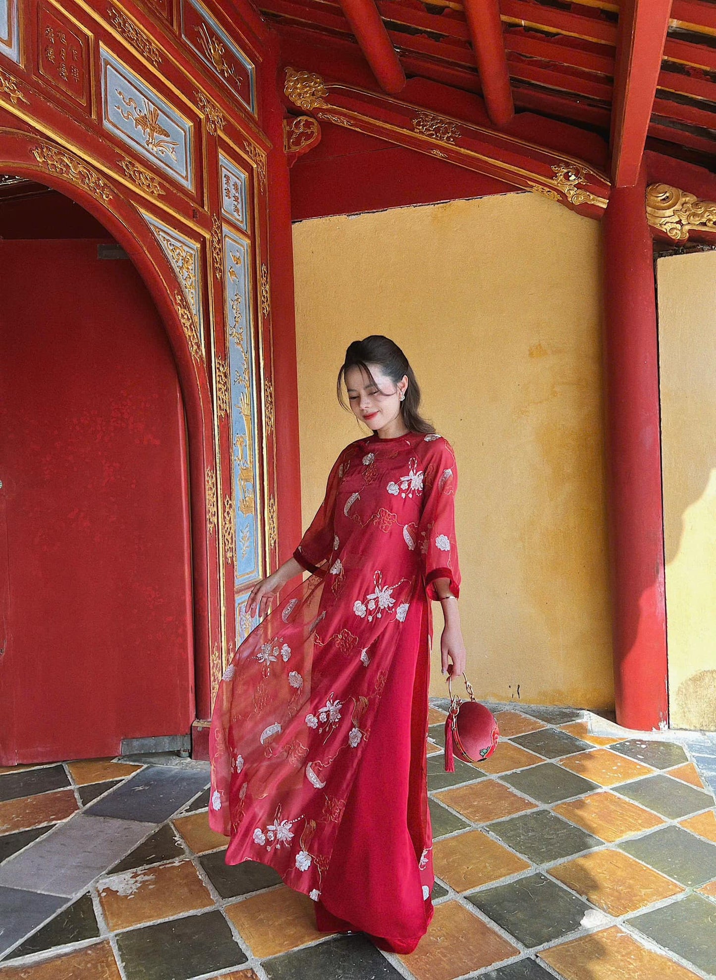 M172 only áo - Áo dài dáng suông tơ thêu 4 tà đính cúc nhung đỏ