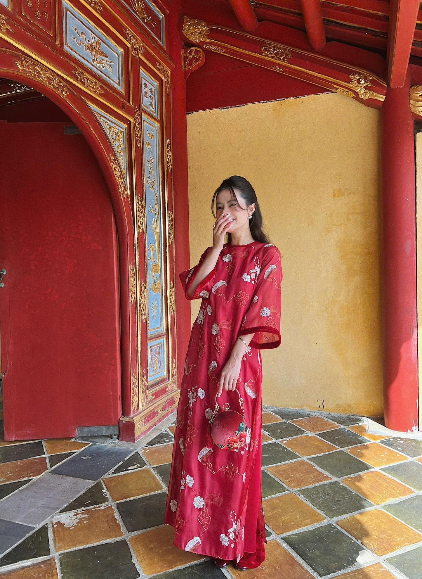 M172 only áo - Áo dài dáng suông tơ thêu 4 tà đính cúc nhung đỏ