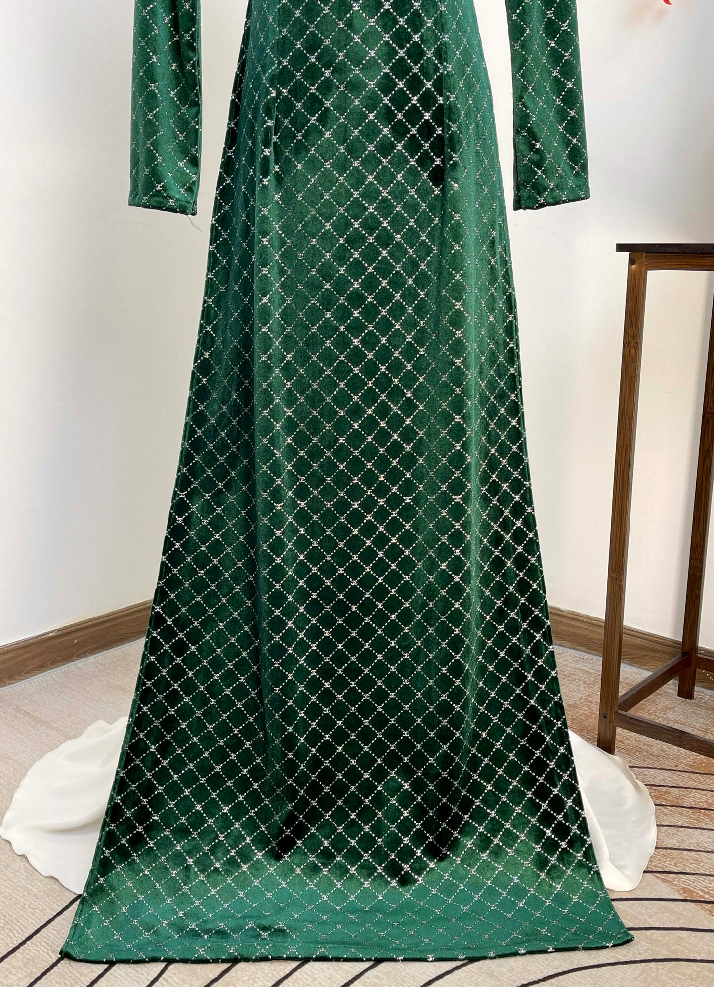 H473 1905 Only áo - Áo dài Nhung nhũ caro đính cổ pha lê màu xanh rêu