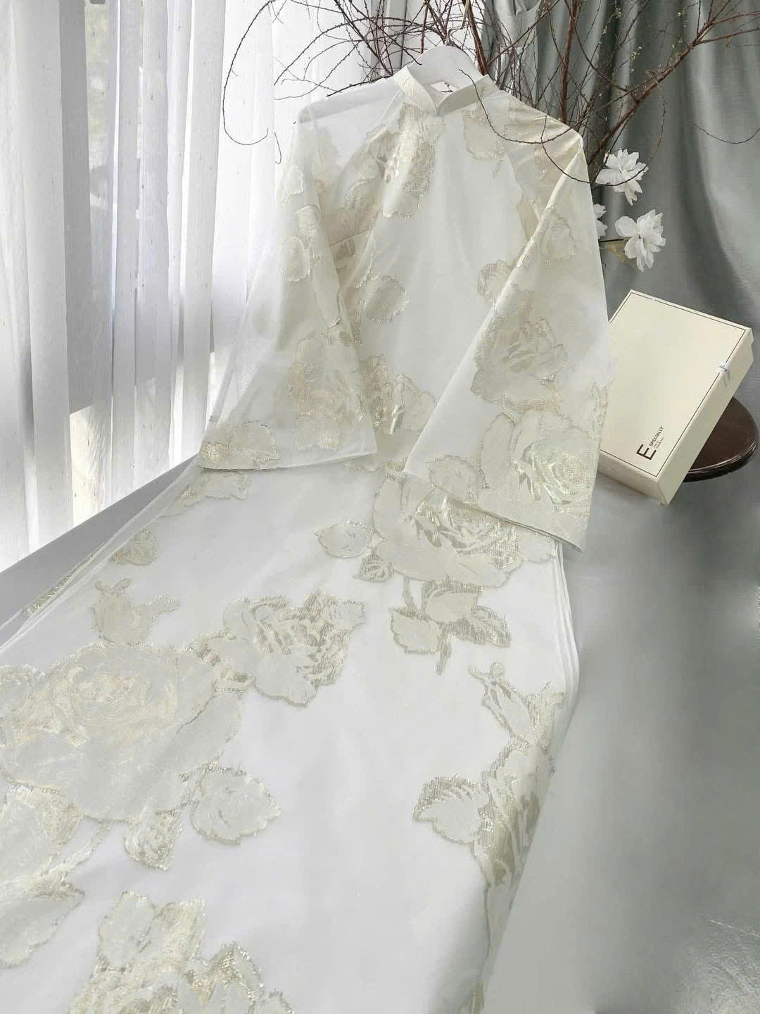 M192 only áo - Áo dài cách tân dáng suông hoa nổi màu trắng kem