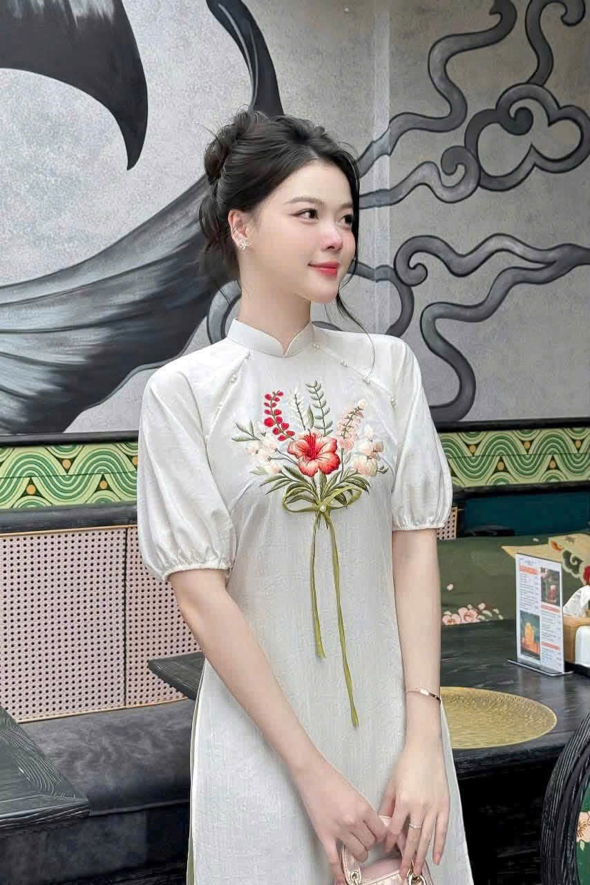 TN124 5783 Áo only no pants - Áo dài dáng suông thêu màu trắng kem