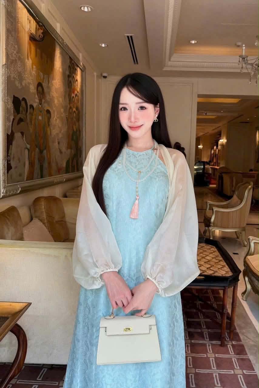 Y109 - Áo choàng tơ màu trắng