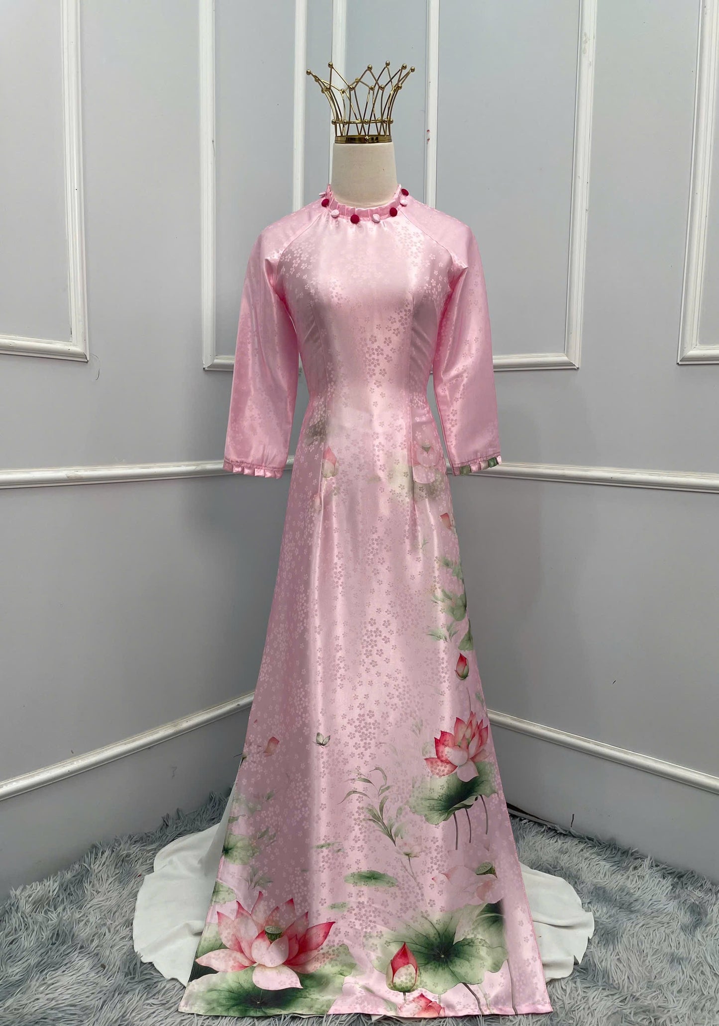 T496 -Áo dài Lụa gấm in hoa màu hồng cổ xếp