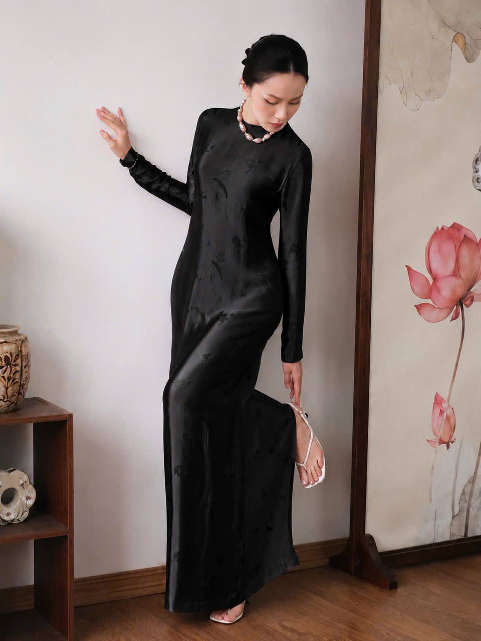 V58 - Đầm dài tay lụa nha xá màu đen