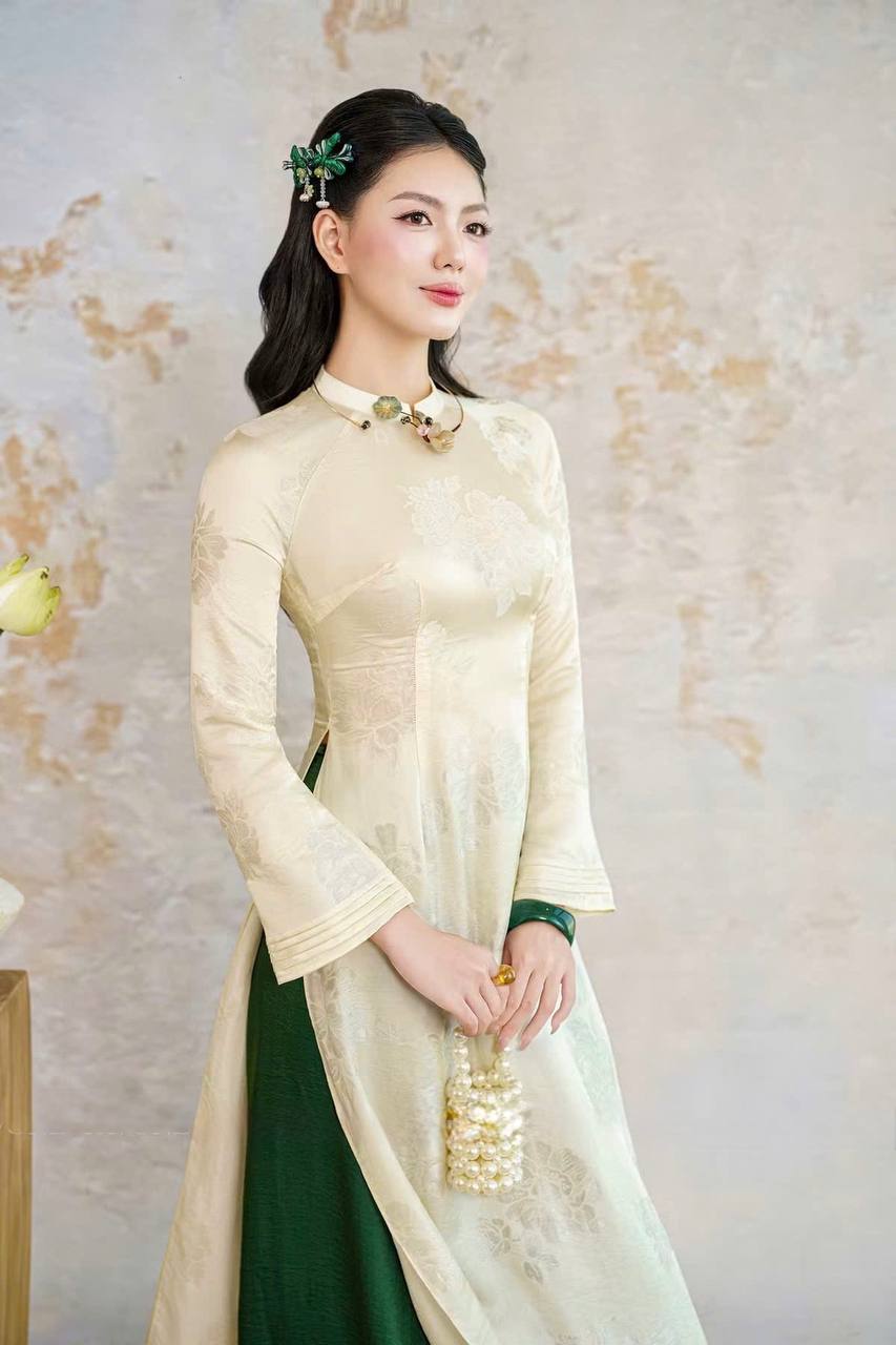 K227 Áo only no pants - Áo dài dáng truyền thống chiết li eo lụa gấm màu trắng kem