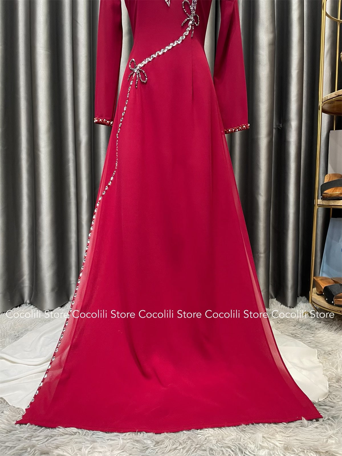 S245 1985 Only áo - Áo dài thiết kế chiffon 4 tà cover Hoà Vi màu đỏ đô đính kết