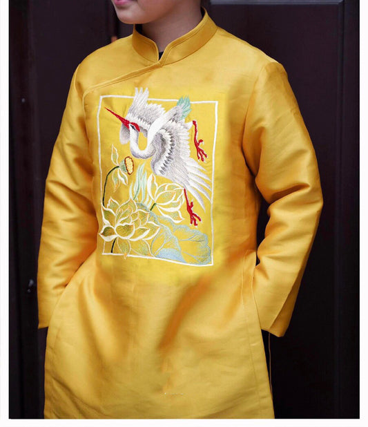 BL118 Only Áo- Áo dài Nam màu vàng vải tafta