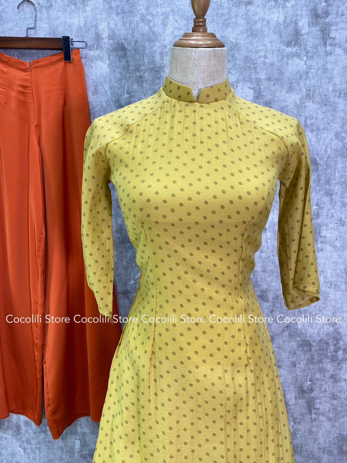 M91 4616 ao + quan cam dat - Ao dai to cham bi mau vang nau