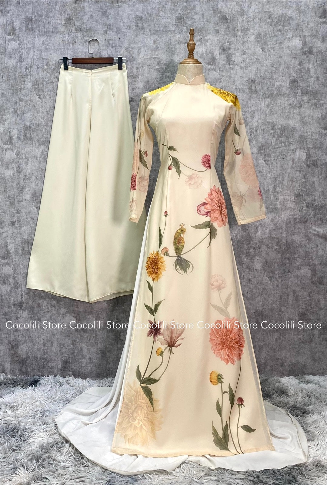 M90 4653 Áo + quần - Áo dài tơ 4 tà hoa thược dược màu kem be
