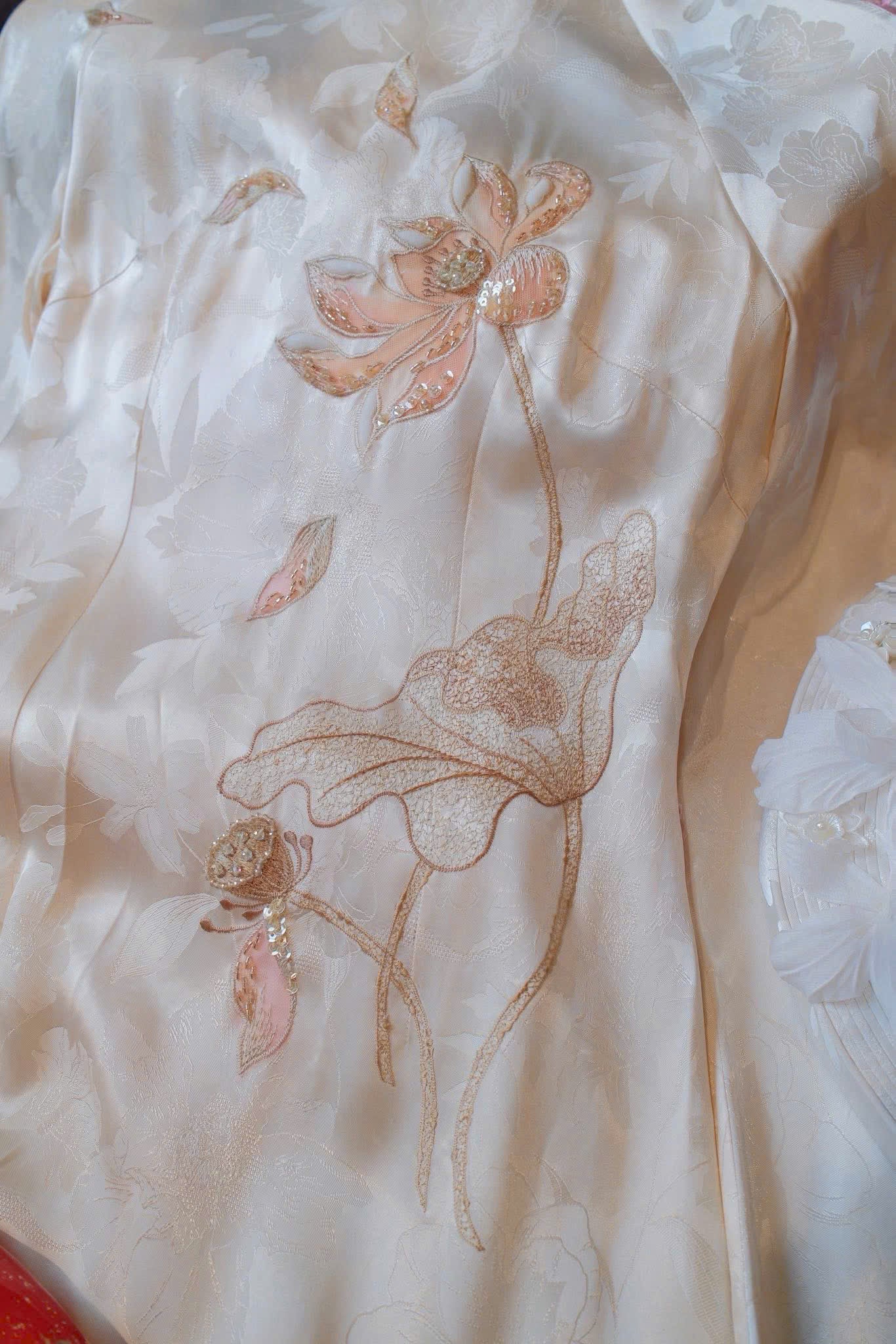 H191 Áo only - Áo dài trắng thêu hoa sen