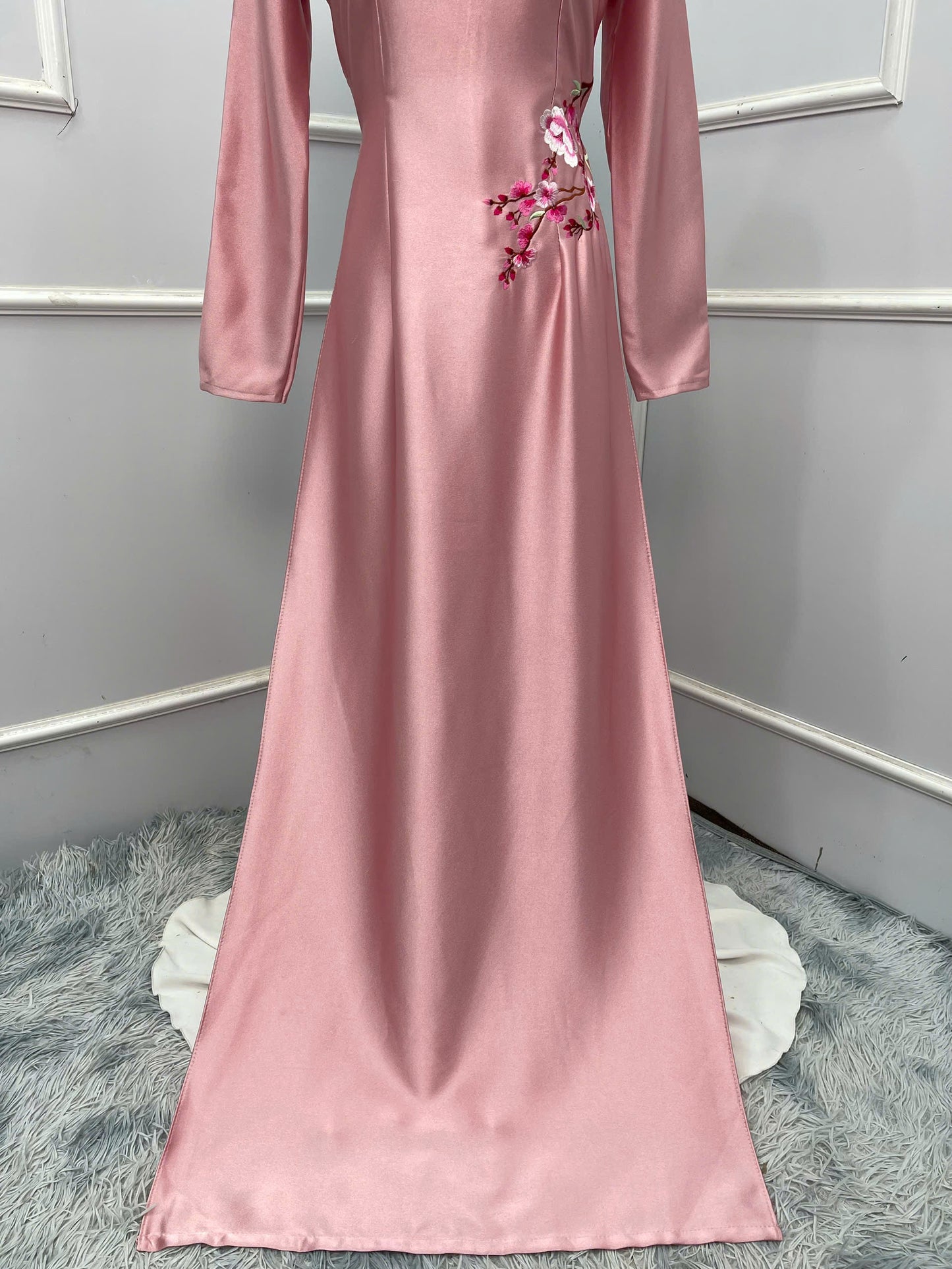 H291 1482 Áo only - Áo dài lụa valentino thêu hoa màu hồng phấn