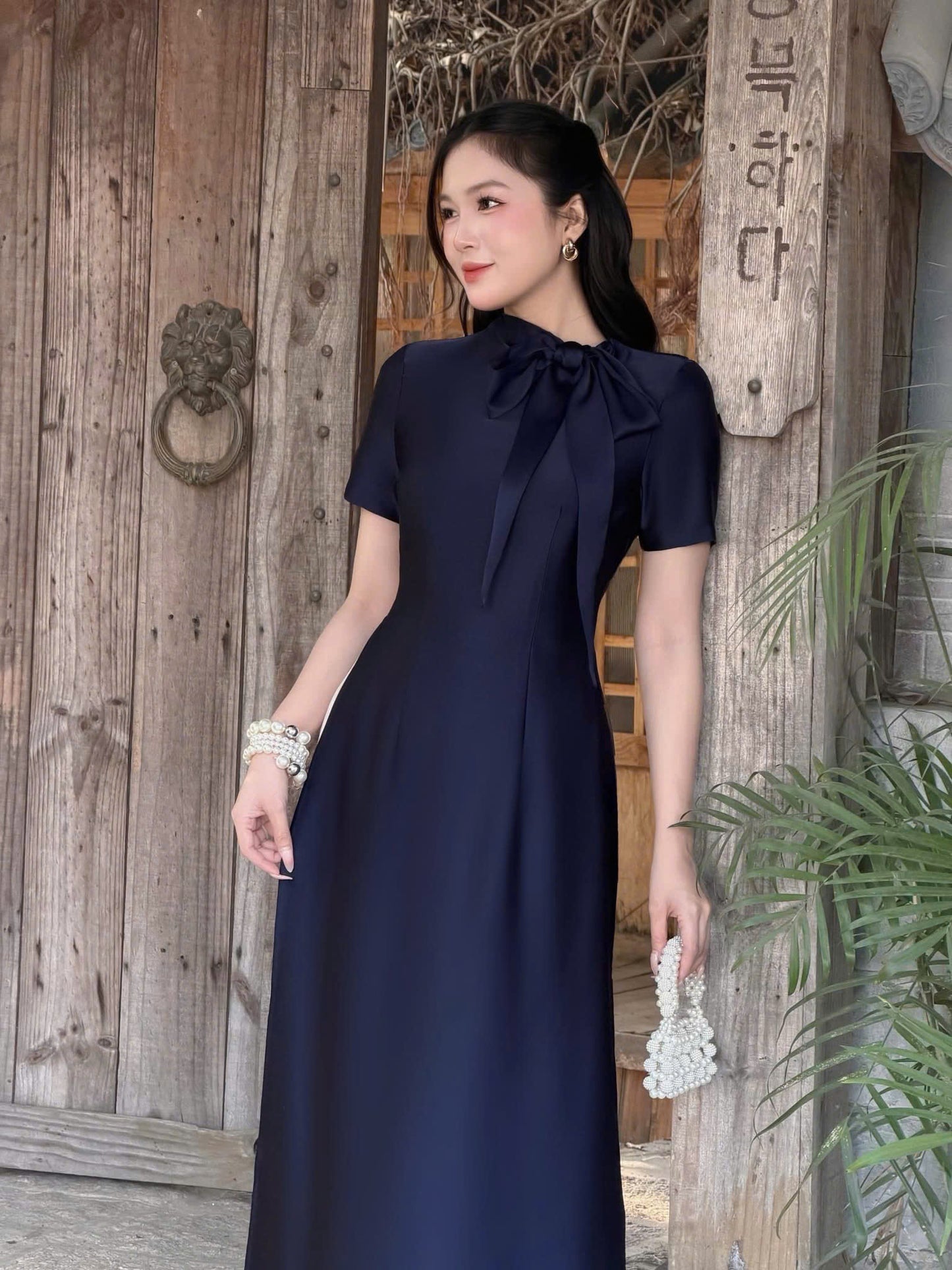 H772 4158 Áo only no pants - Áo dài dáng truyền thống chiết li eo cổ nơ tay ngắn màu xanh navy tà dài 135cm
