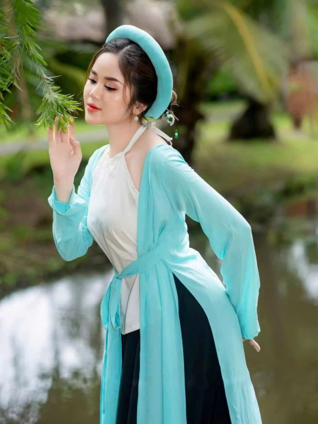 Y20 4358 - Set tứ thân gồm mấn + yếm trắng + áo khoác xanh ngọc + váy đen