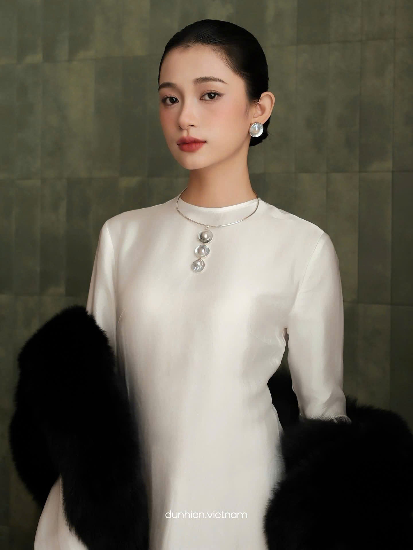V22 - Đầm lụa nha xá tay dài màu trắng kem
