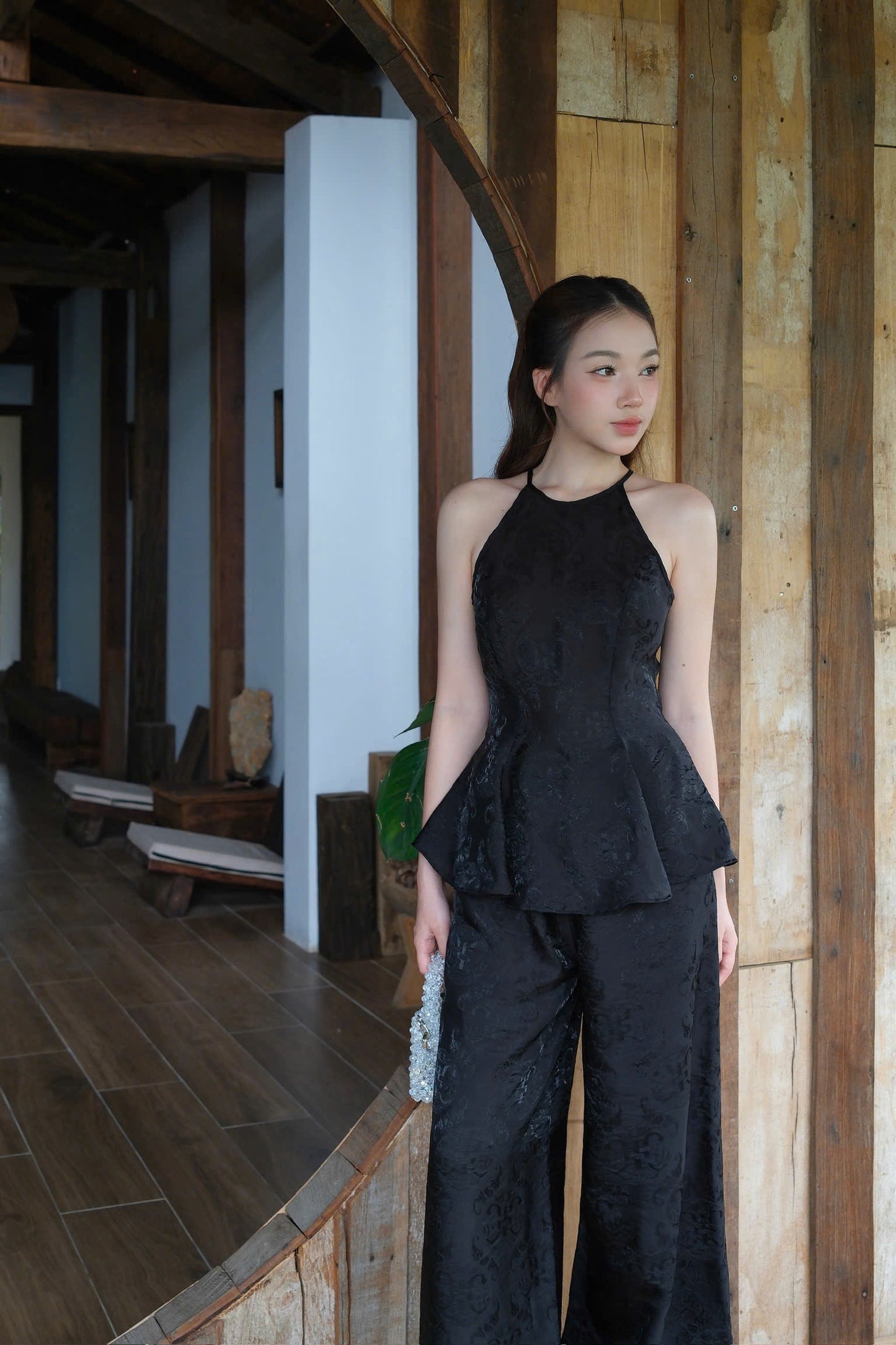 Y36 - Set đồ bộ cổ yếm chiết li eo lụa tằm thọ dơi màu đen