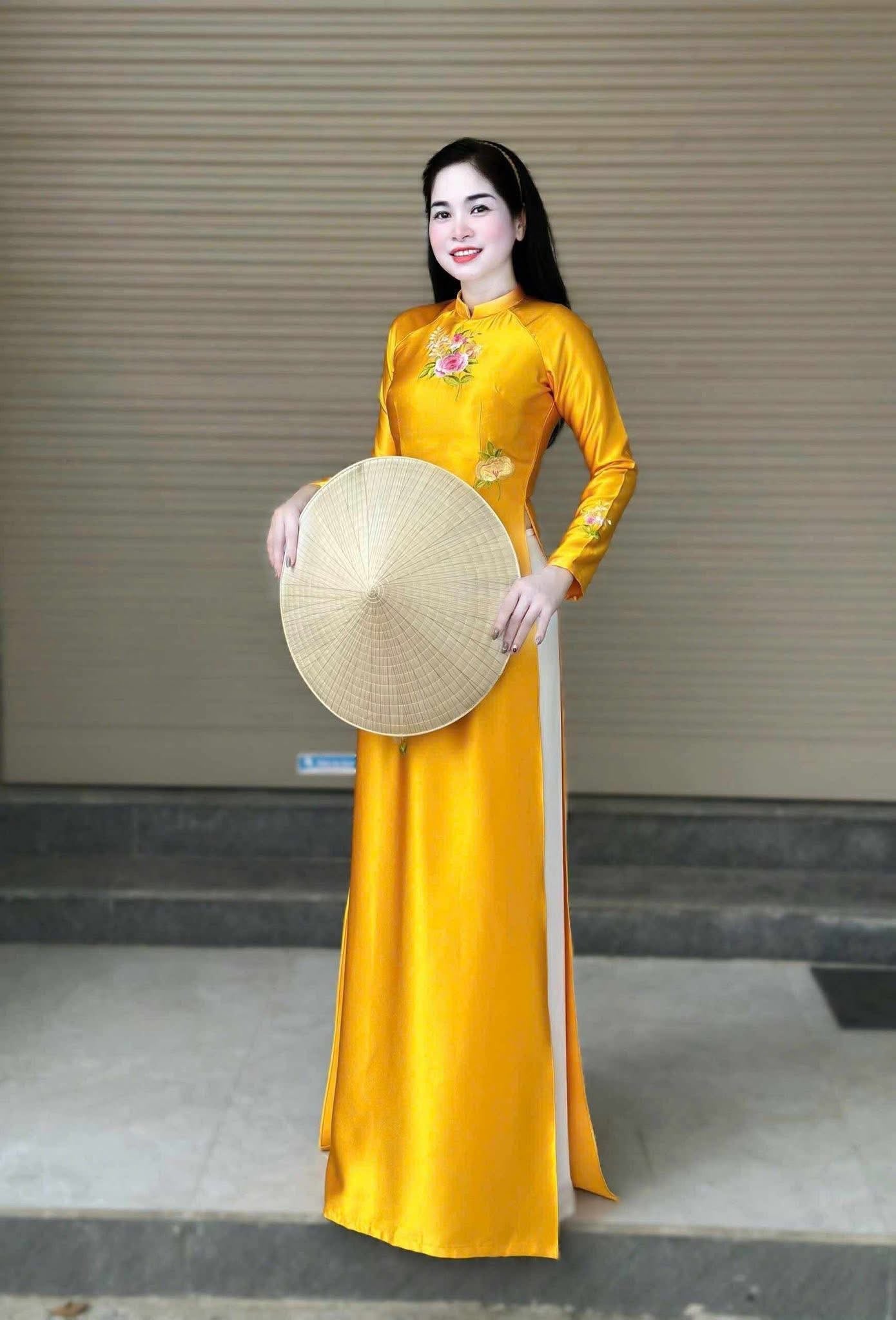 H292 1483 Áo only - Áo dài lụa valentino thêu hoa màu vàng