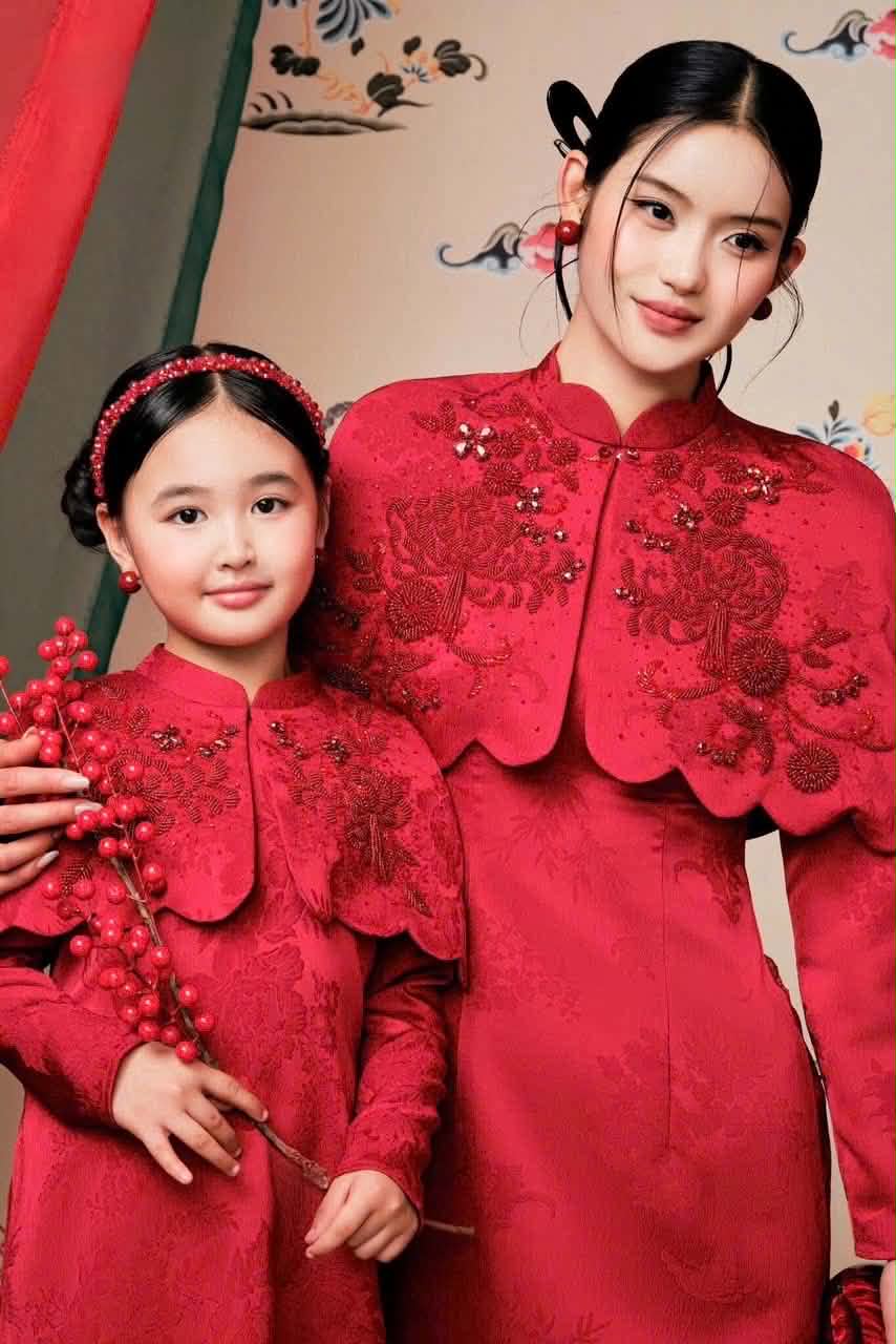 S329 4287 Áo only no pants - Áo dài dáng truyền thống chiết li eo lụa gấm màu đỏ kèm choàng đính kết