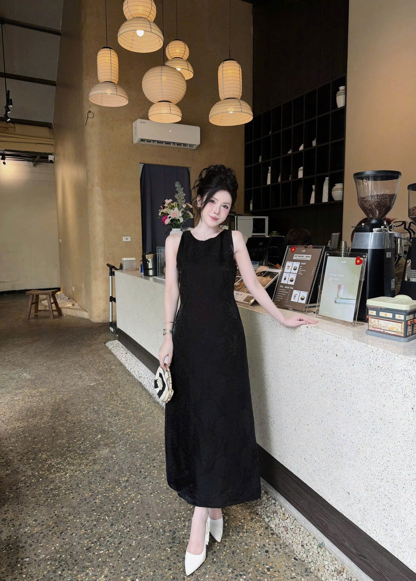 V41 - Đầm sát nách lụa tằm ánh kim tencel màu đen