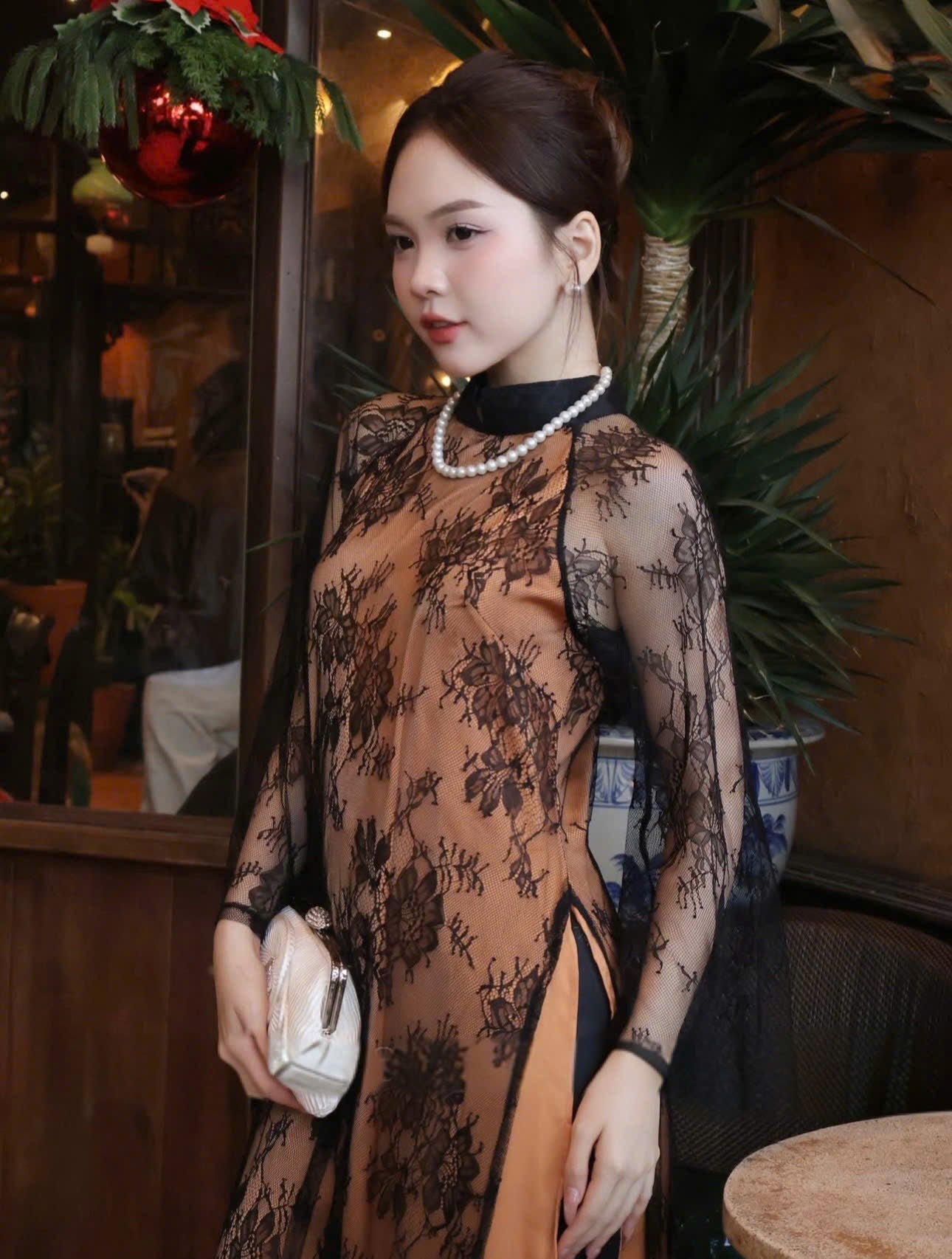 R65 Áo only no pants - Áo dài dáng suông ren 4 tà lót lụa vàng