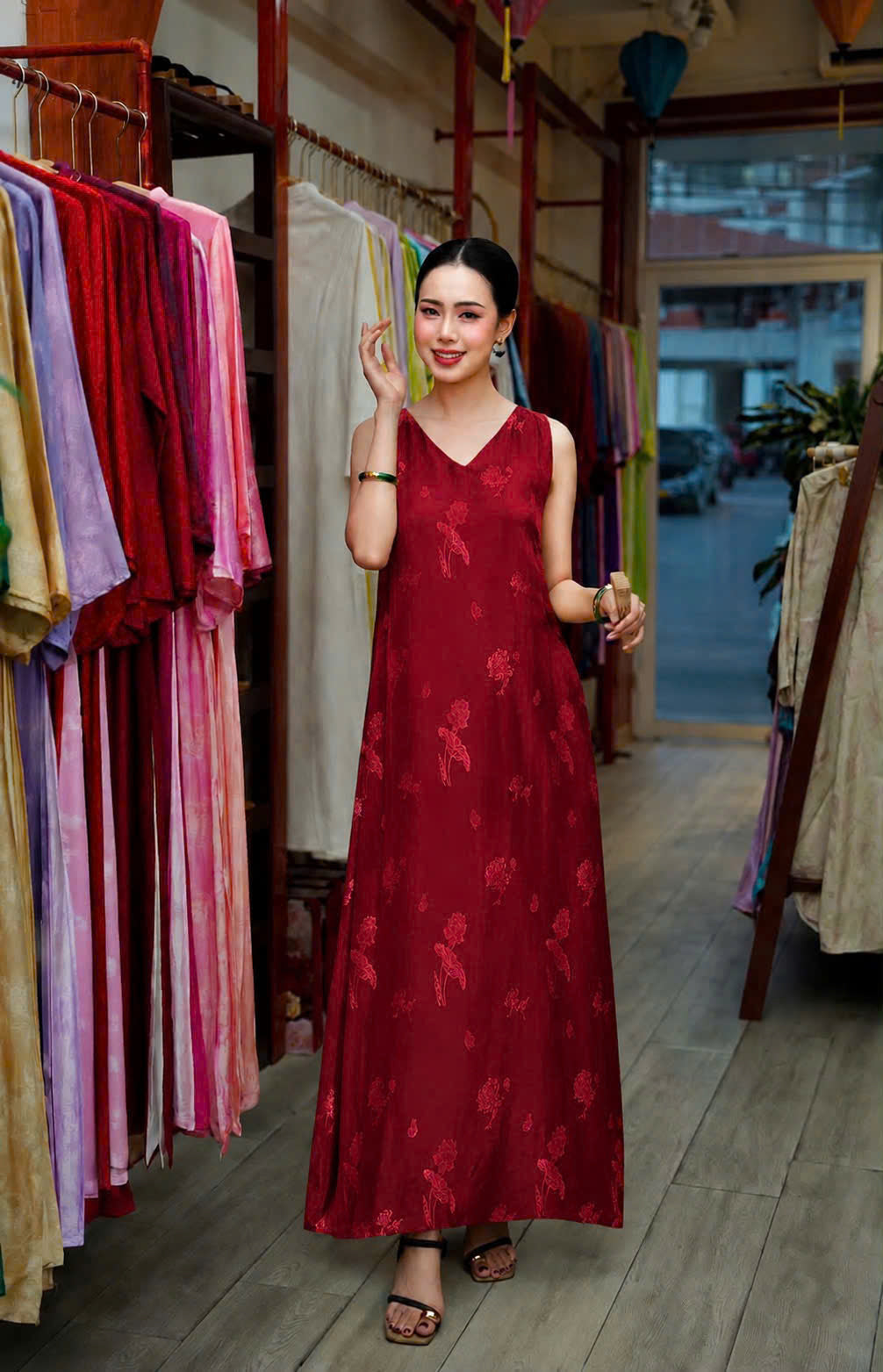 V55 - Đầm sát nách cổ V lụa tằm 2da màu đỏ có túi 2 bên