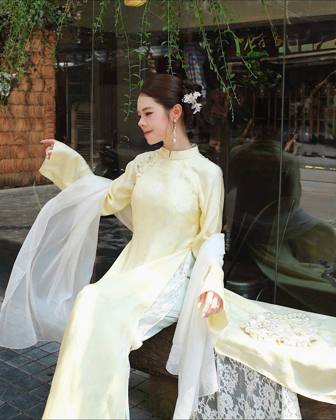 K205 Áo only no pants - Áo dài dáng suông 4 tà lót ren màu vàng nhạt
