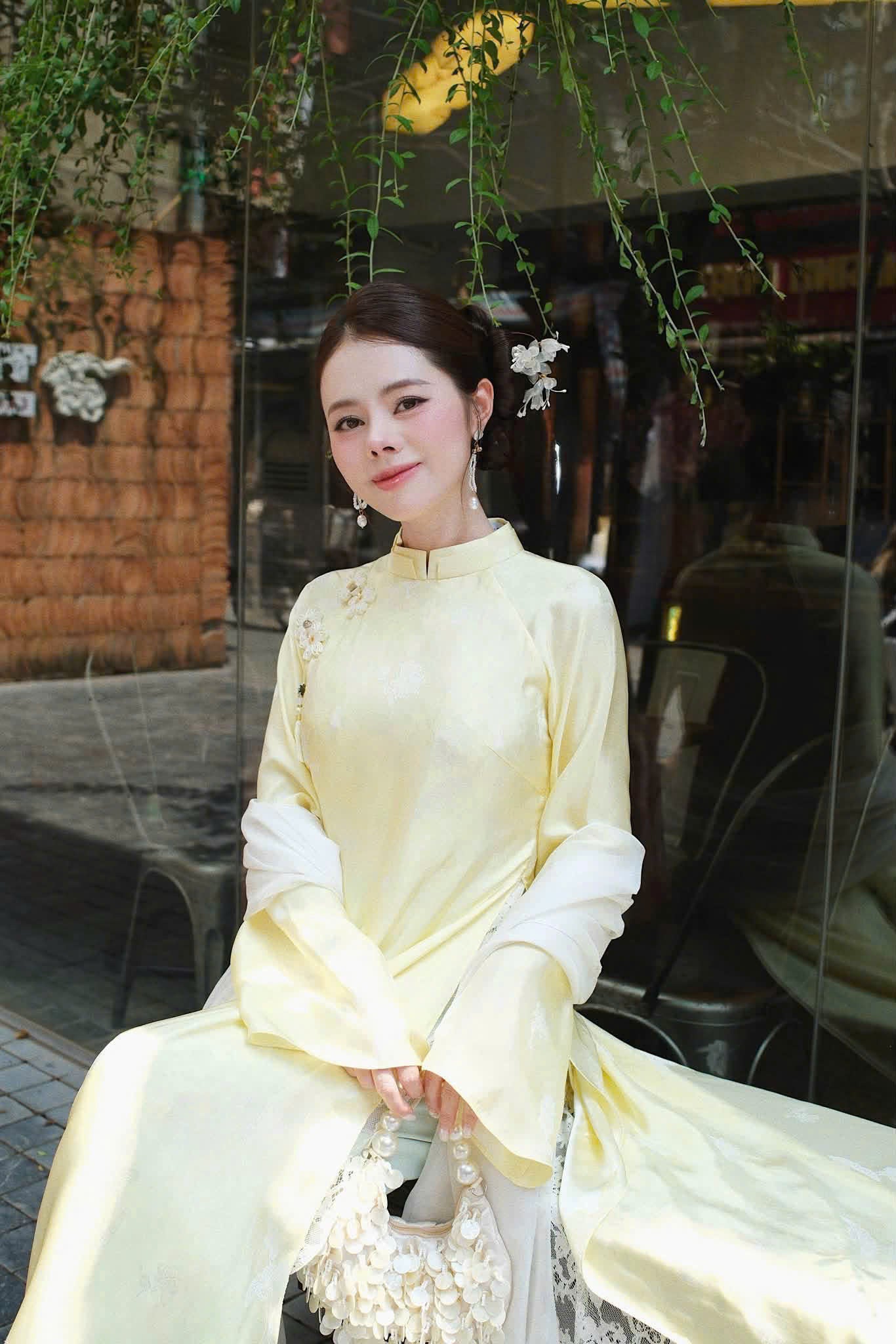 K205 Áo only no pants - Áo dài dáng suông 4 tà lót ren màu vàng nhạt