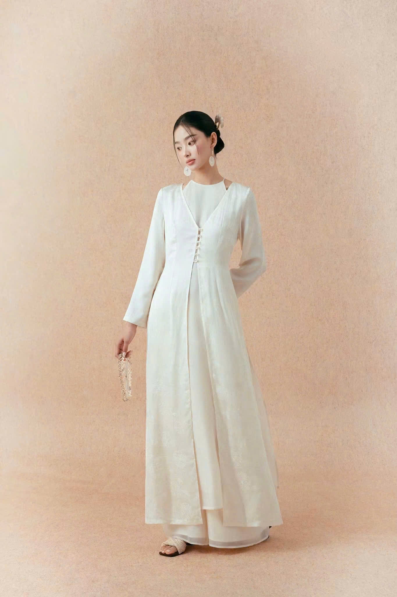 Y113 6160 - Only choàng lụa tằm dạ cúc màu kem
