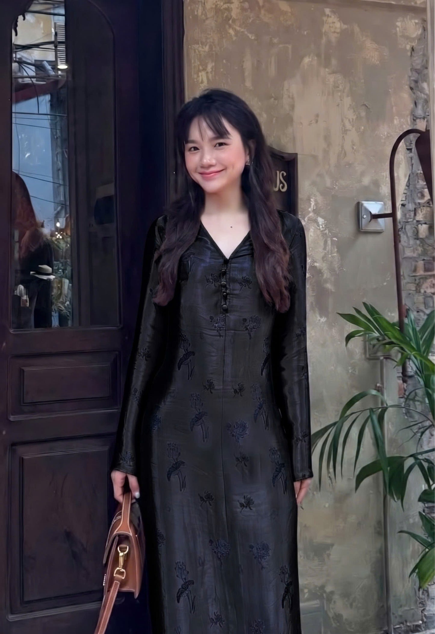 V111 - Đầm dài tay lụa nha xá màu đen