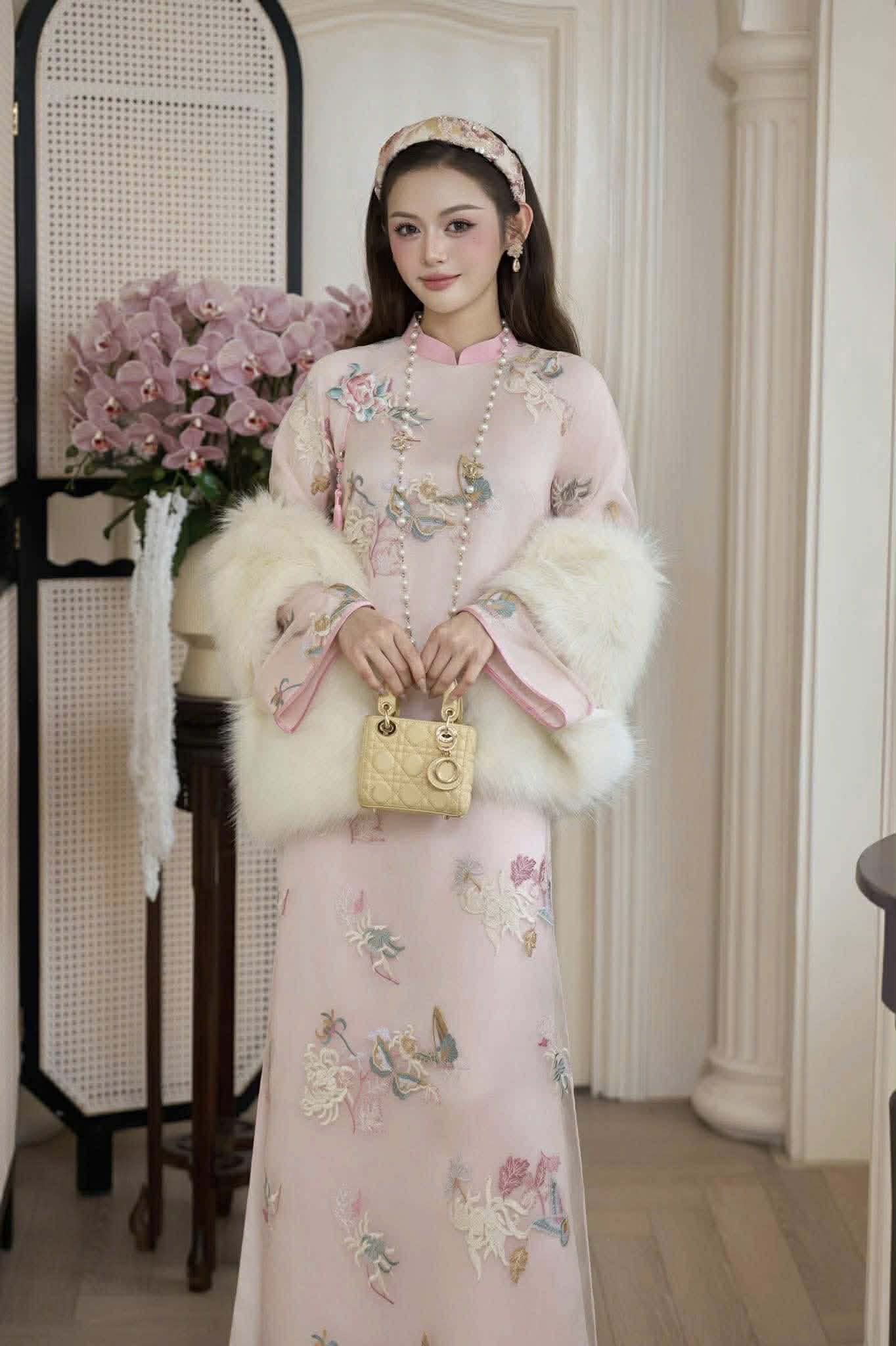 M532 3551 Áo + quần lụa hồng - Áo dài tơ thêu 4 tà màu trắng kem