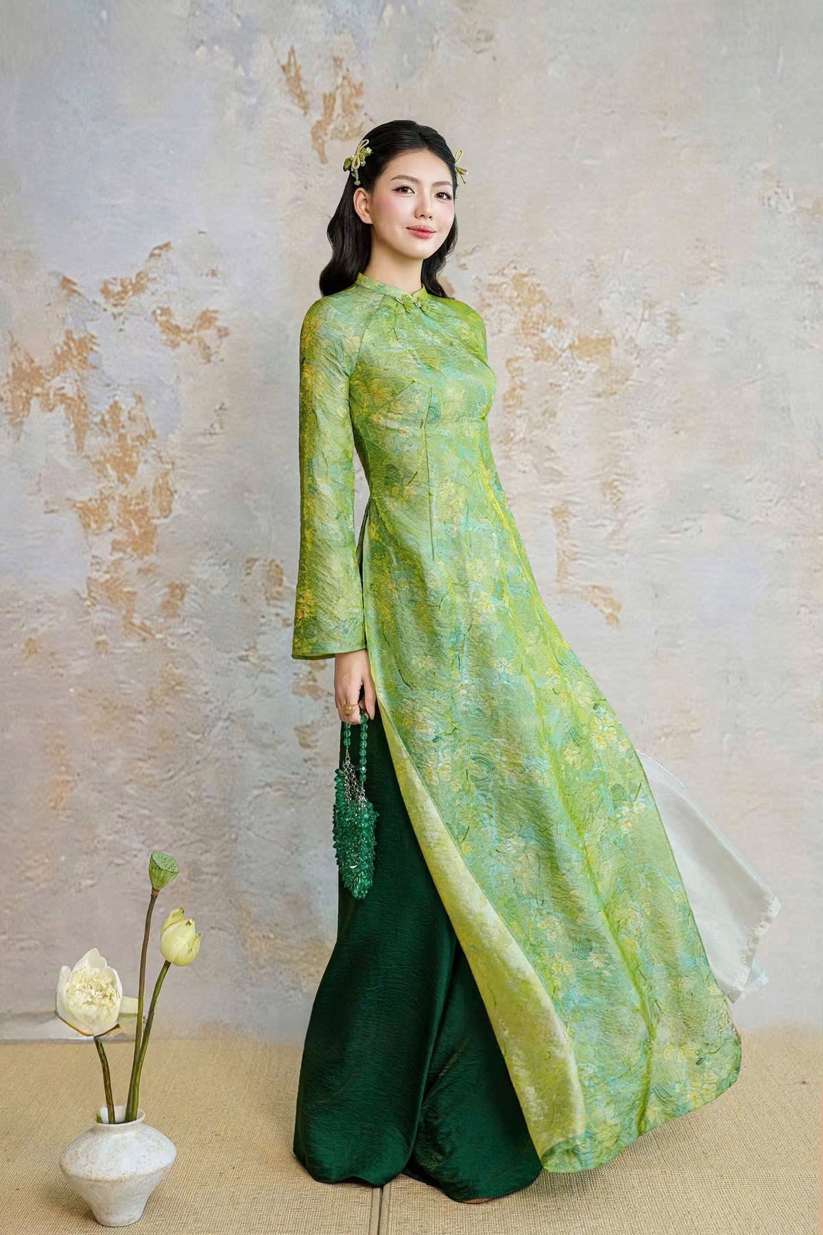 K206 Áo only no pants - Áo dài dáng suông chiết li eo lụa tằm màu xanh lá