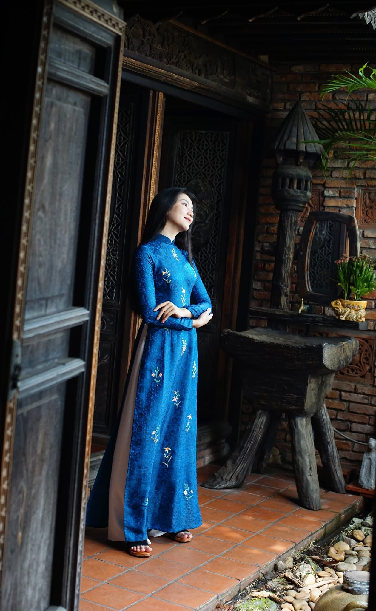HD101 - Áo dài Lụa Hà đông cao cấp thêu hoa xanh coban
