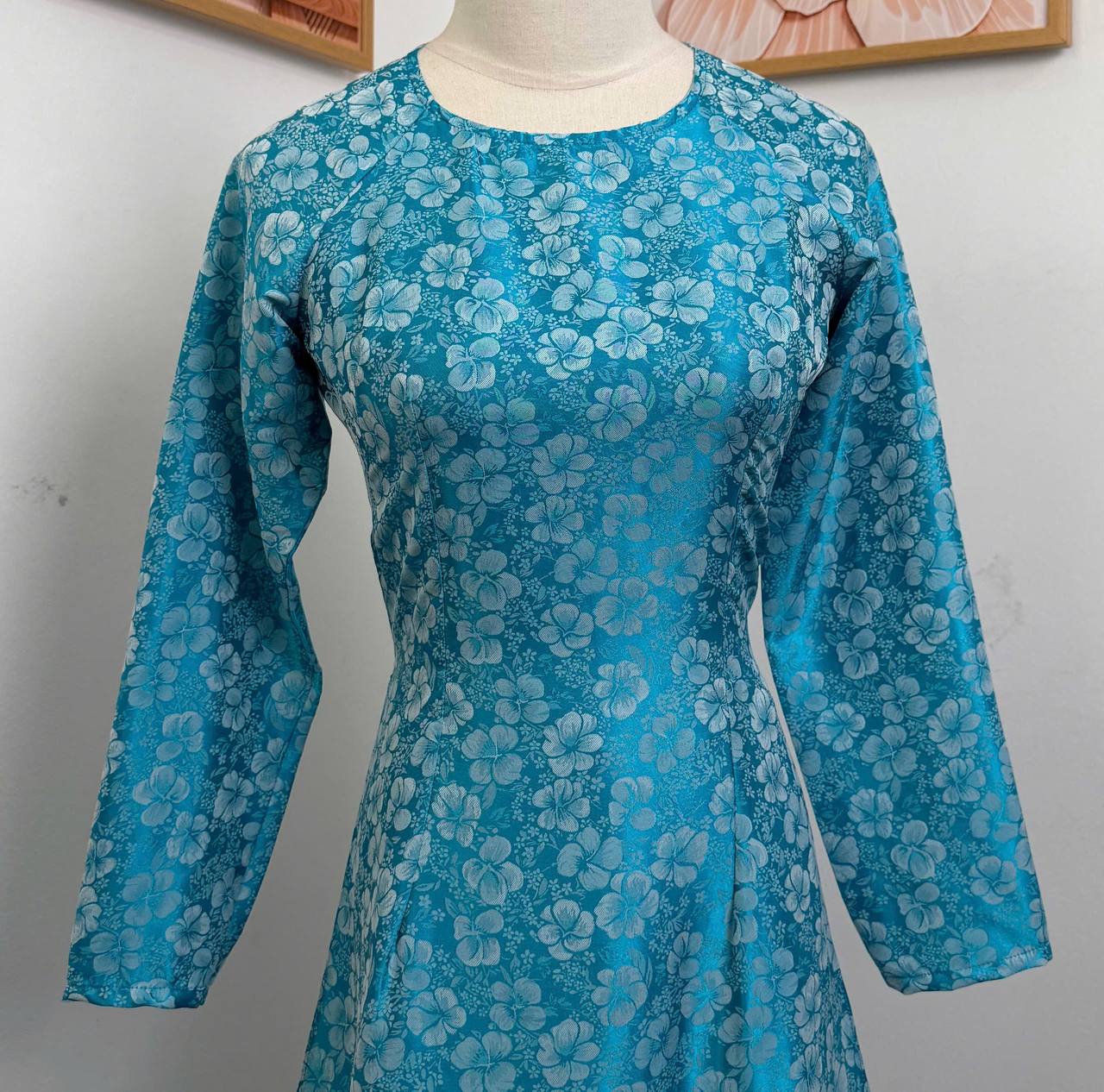 L28 5759 Áo only no pants - Áo dài dáng truyền thống chiết li eo lụa gấm xanh
