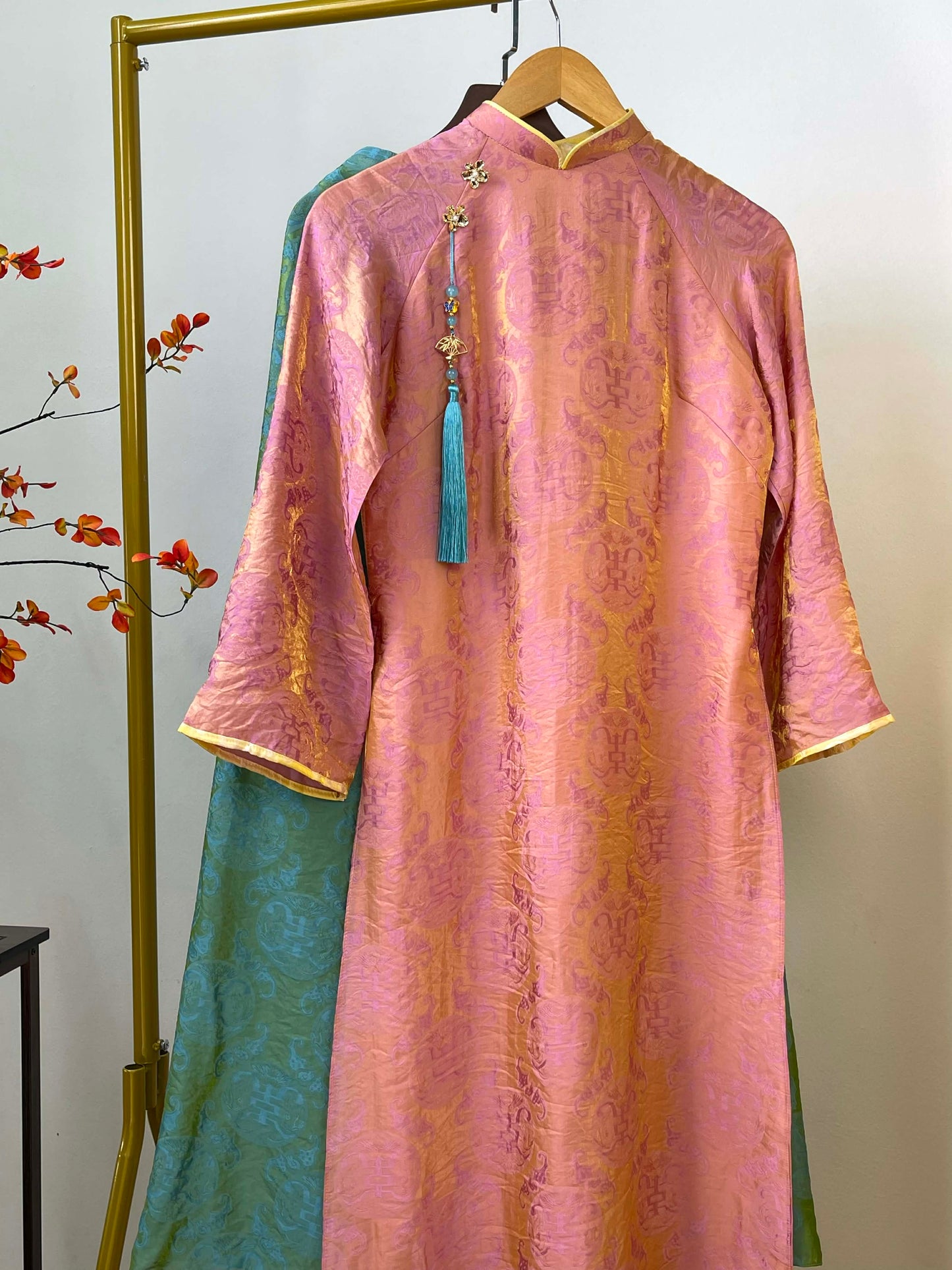 H492 1971 Áo + quần tằm - Áo dài dáng suông tằm ánh kim thọ dơi 4 tà màu hồng