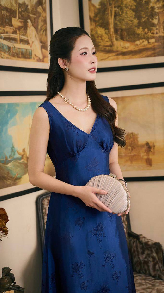 V71 - Đầm sát nách cổ V lụa nha xá màu xanh than