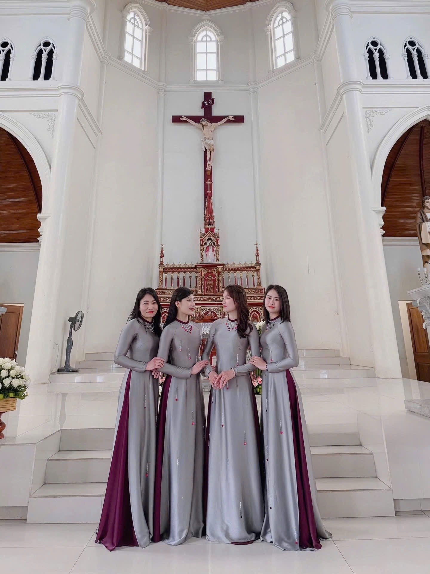 H184 1302 Áo only - Áo dài lụa ruby đính kết