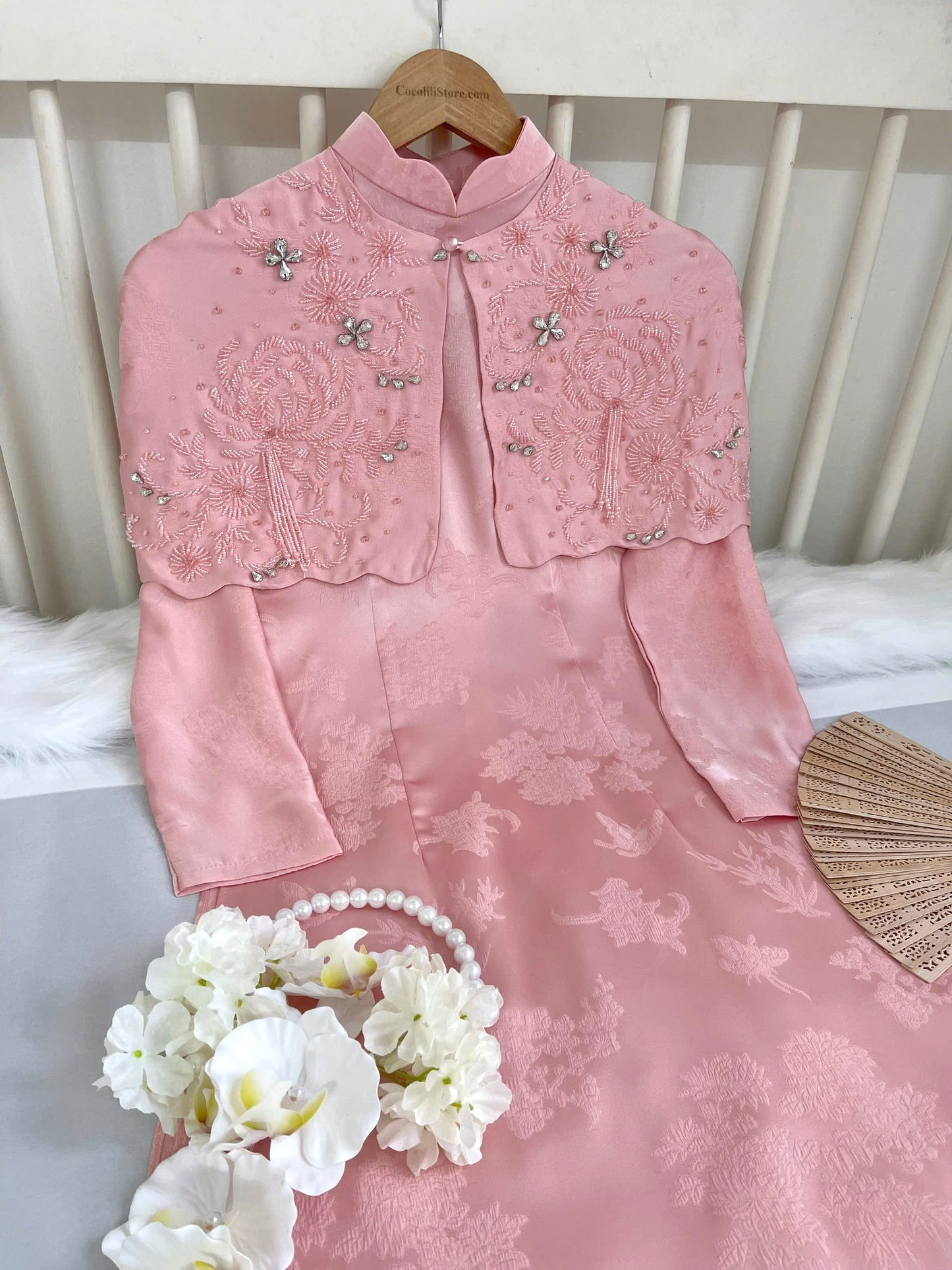 S238 3981 - Áo dài dáng truyền thống chiết li eo lụa gấm màu hồng kèm choàng đính kết