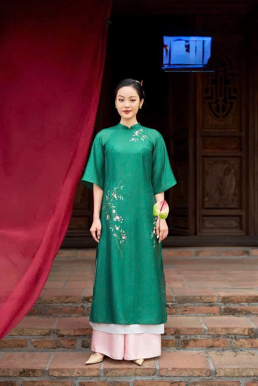 K49 Áo only no pants - Áo dài dáng suông tơ thêu 4 tà màu xanh lá
