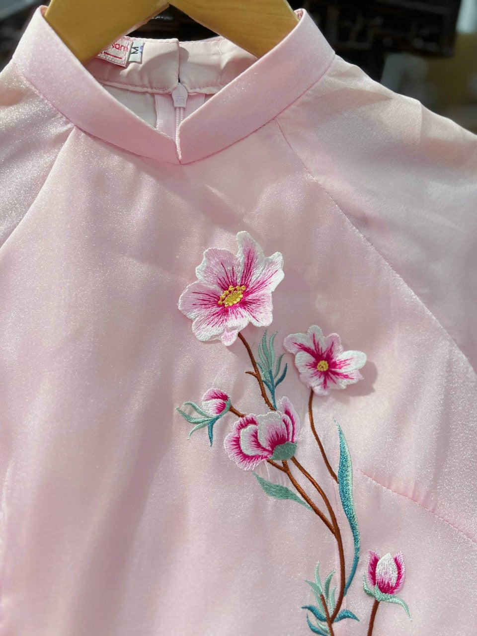 M146 241 - Áo dài Tơ 4 tà thêu hoa Hạ nhiên hồng +quần ngọc trai hồng sen