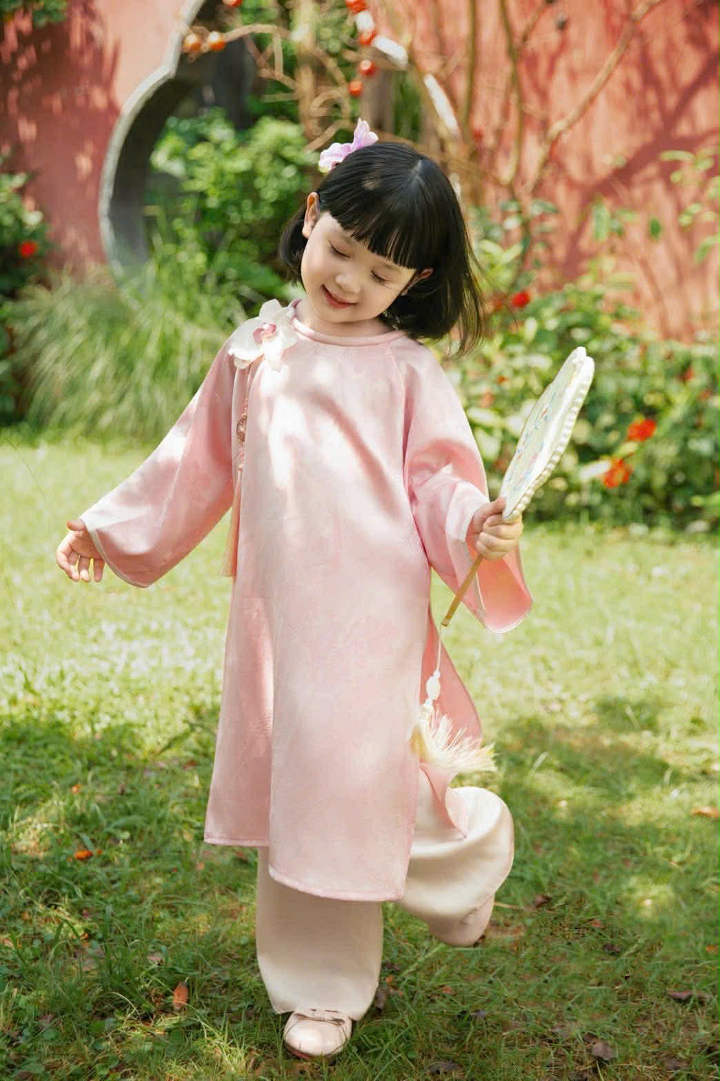 BG621 1762 Áo + quần - Áo dài bé gái + quần kèm hoa cài áo