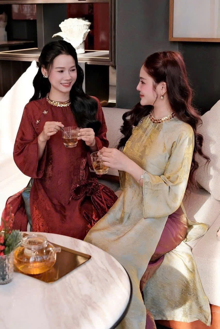 M289 2147 áo + quần tằm xanh - Áo dài dáng suông cách tân màu đỏ đô đính cổ