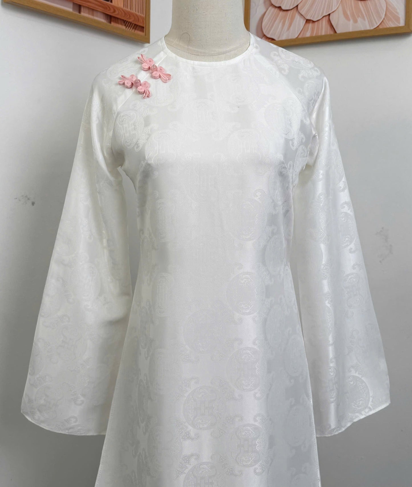 L32 5765 Áo only no pants - Áo dài dáng suông 4 tà lụa gấm thọ dơi màu trắng