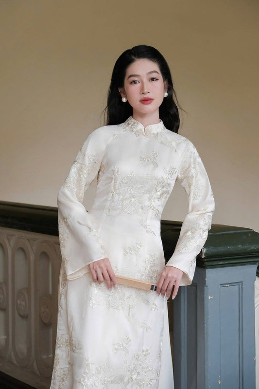 H654 4211 Áo only no pants - Áo dài 2 tà gấm màu trắng kem dáng truyền thống