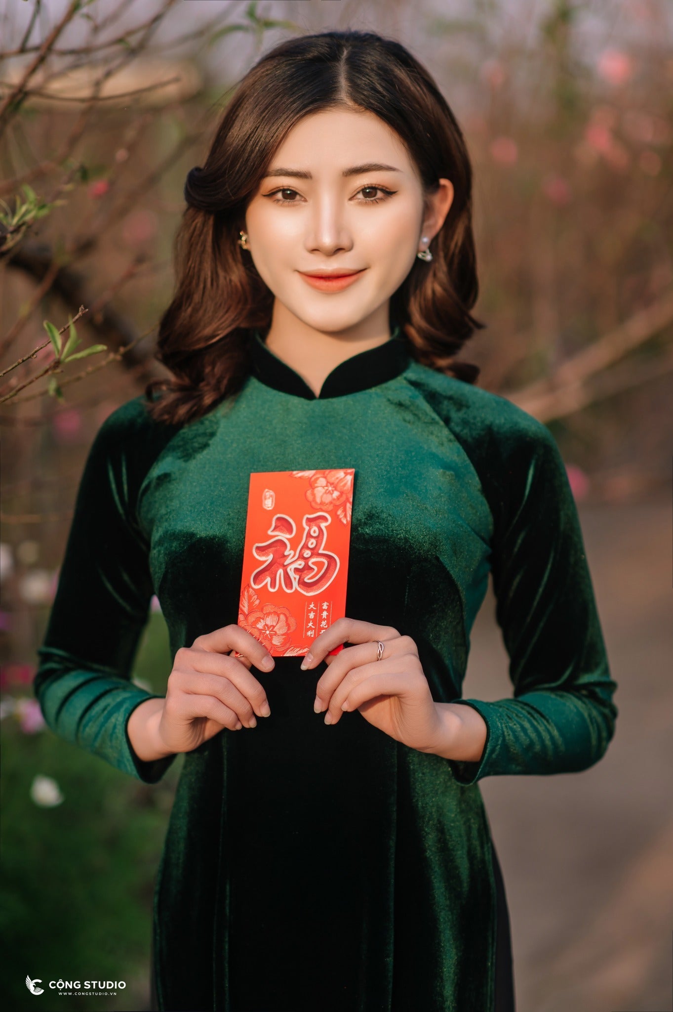 H444 1890 Áo only - Áo dài nhung trơn màu xanh lá đậm