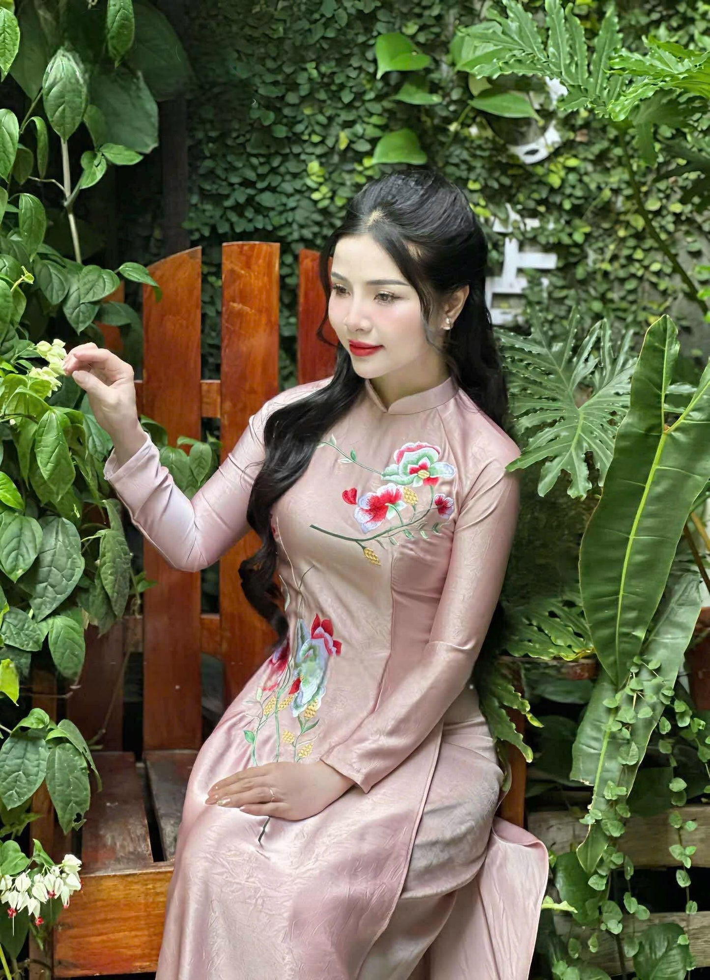 H257 1404 Áo dài lụa hà lan thêu hoa + quần cùng chất