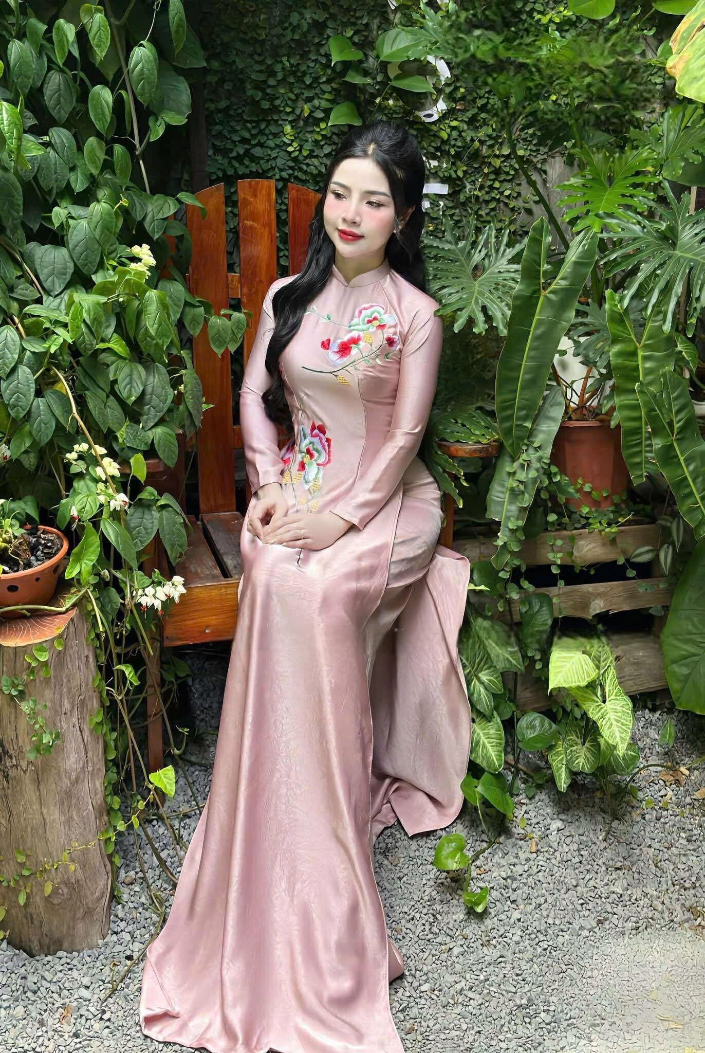 H257 1404 Áo dài lụa hà lan thêu hoa + quần cùng chất